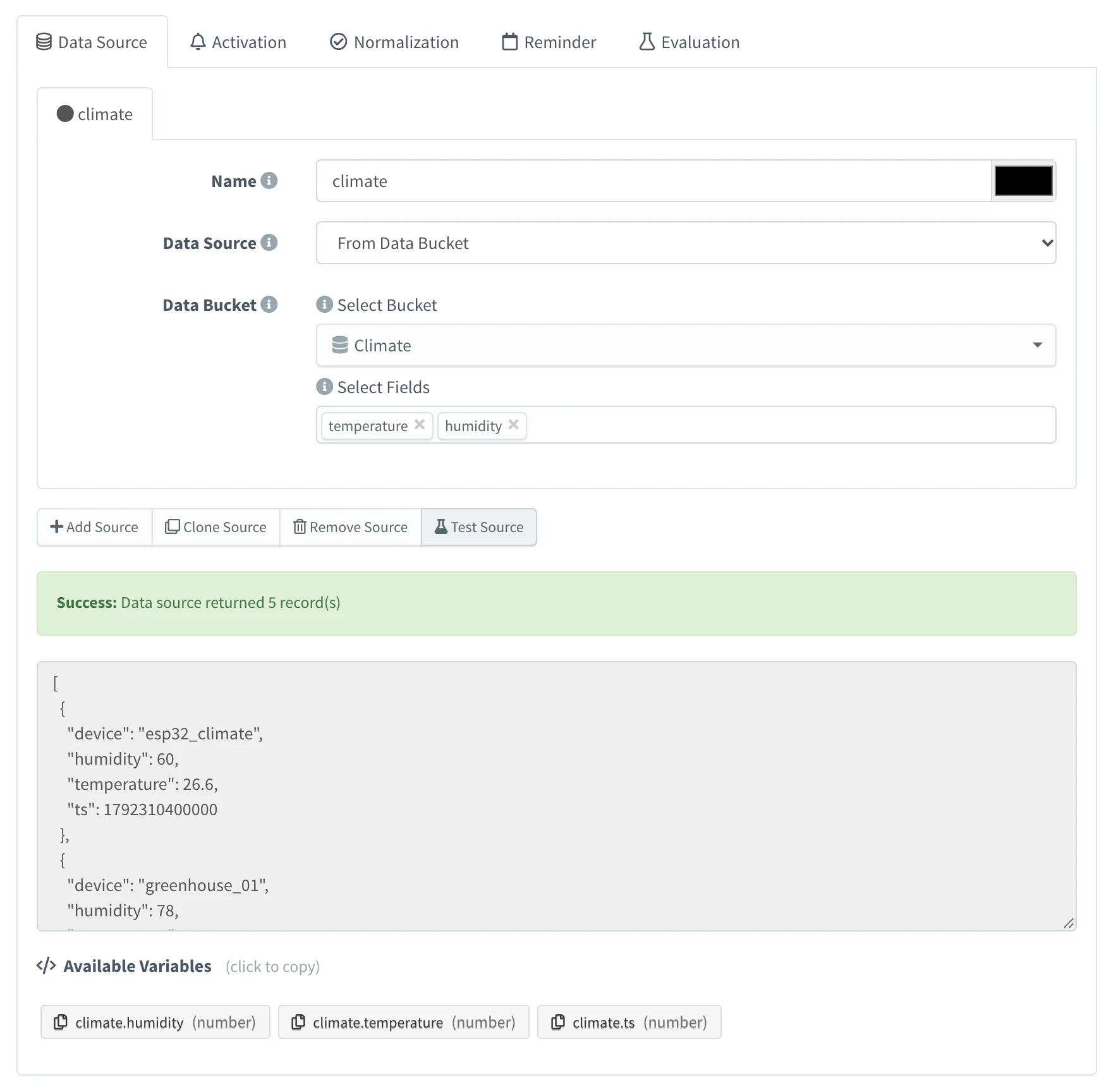 Data Source tab of an alarm rule after Test Source: a bucket source named climate with the temperature and humidity fields, the message that it returned 5 records, the record of each device and the Available Variables climate.humidity, climate.temperature and climate.ts